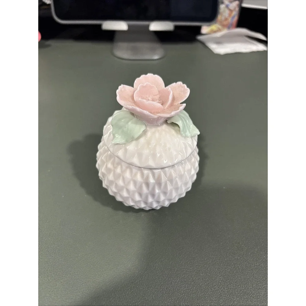 White Trinket Box Vtg Lilac Rose Made In Japan Icice.  No Cracks Or Chips